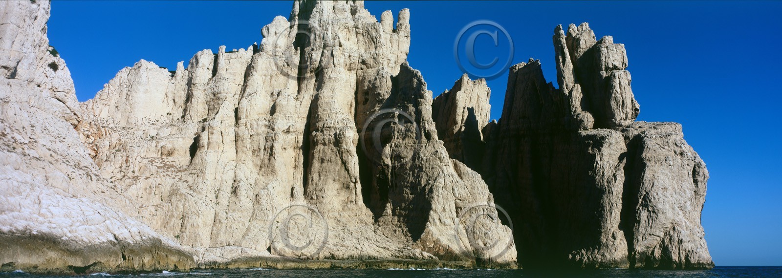 ILE DE RIOU LES TOURSCalanques Provence MarseilleFORMAT DISPONIBLE  150X52cm  33X95cm ( et 20X60cm en vente direct uniquement )pas de telechargement disponible.A chaque format correspond une éditions limitée spécifique .© collection P GUZIKA titre indicatif suivant la finition, tarif encadré vente direct:150 x 52 cm 180€33   x 95 cm   99€20   x 60 cm   39€disponible en  30 X10 cm  sur stand en vente directDISPONIBLE SUIVANT STOCK -  CRÉATION JOURNALIERE  -