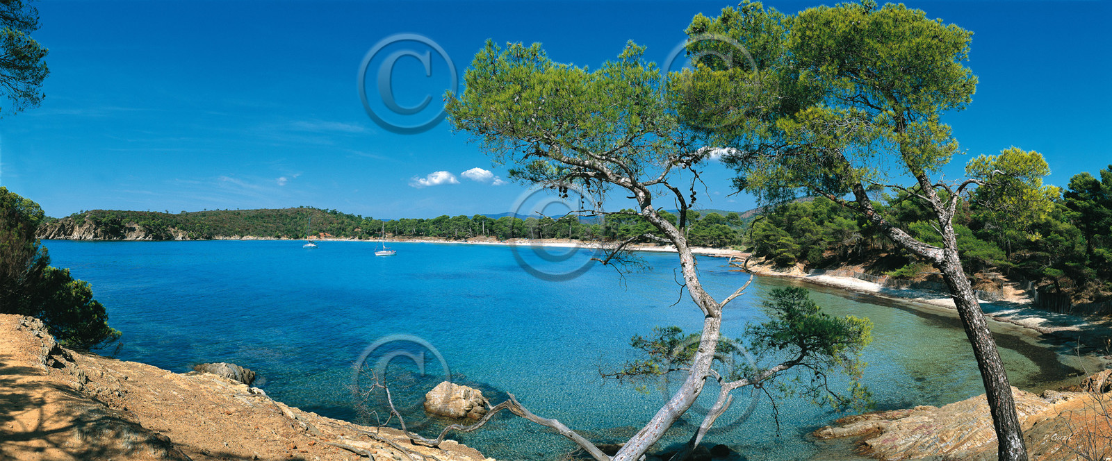 CALANQUE LAVANDOU integrale en 150 x 60 cm Calanques Provence Marseille photo couleurFORMAT DISPONIBLE 120x50cm uniquementpas de telechargement disponible.A chaque format correspond une éditions limitée spécifique .© collection P GUZIKA titre indicatif suivant la finition, tarif encadré vente direct:120 X 50 cm 170€DISPONIBLE SUIVANT STOCK -  CRÉATION JOURNALIERE  -