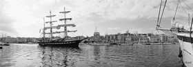 NOIR & BLANC MARSEILLE VIEUX PORT BELLEM SORTANT , plein formatFORMAT DISPONIBLE  150X52cm  33X95cm ( et 20X60cm en vente direct uniquement )Pas de telechargement disponible.A chaque format correspond une éditions limitée spécifique .© collection P GUZIK