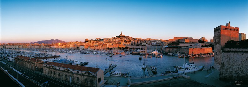 MARSEILLE VIEUX PORT SOIR ROUGE MISTRAL COUCHE DE SOLEIL   plein formatMarseille Provence photo panoramique couleurFORMAT DISPONIBLE  150X52cm  33X95cm ( et 20X60cm en vente direct uniquement ) XXL 200X100pas de telechargement disponible.A chaque format correspond une éditions limitée spécifique .© collection P GUZIKA titre indicatif suivant la finition, tarif encadré vente direct:150 x 52 cm 180€33   x 95 cm   99€20   x 60 cm   39€disponible en  30 X10 cm  sur stand en vente directDISPONIBLE SUIVANT STOCK -  CRÉATION JOURNALIERE  -