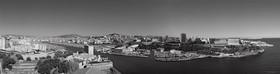 MARSEILLE panoramique  du panier au Pharo 190x5O noir et blanc   , plein formatFORMAT DISPONIBLE  190 x 50cmpas de telechargement disponible.A chaque format correspond une éditions limitée spécifique .© collection P GUZIKA titre indicatif suivant la finition, tarif encadré vente direct:190 x 50 cm 240€