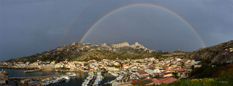LE PORT DES GOUDES ARC EN CIEL ET PLUIECalanques Provence Marseille photo couleurFORMAT DISPONIBLE  150X52cm  33X95cm ( et 20X60cm en vente direct uniquement )pas de telechargement disponible.A chaque format correspond une éditions limitée spécifique .© collection P GUZIKDISPONIBLE SUIVANT STOCK -  CRÉATION JOURNALIERE  -