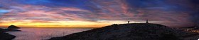 CALANQUE LE SOIR AUX GOUDES ET MARSEILLE EN FOND AVEC DES AMOUREUX en 150 x 30 cm Calanques Provence Marseille photo couleurFORMAT DISPONIBLE  150X30cm uniquementpas de telechargement disponible.A chaque format correspond une éditions limitée spécifique .© collection P GUZIKA titre indicatif suivant la finition, tarif encadré vente direct:150 x 30 cm 240€DISPONIBLE SUIVANT STOCK -  CRÉATION JOURNALIERE  -