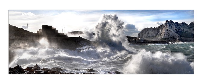 Mistral sur la route des Goudesla vague de Patrick  du 24 décCalanques Marseille Provencepas de telechargement disponible.A chaque format correspond une éditions limitée spécifique .© collection P GUZIK