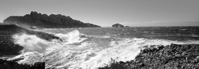 LE CHEMIN DES GOUDES  CALANQUE DU  TROU NOIR ET BLANC MARSEILLE  ,plein formatFORMAT DISPONIBLE  150X52cm  33X95cm ( et 20X60cm en vente direct uniquement )pas de telechargement disponible.A chaque format correspond une éditions limitée spécifique .© collection P GUZIKA titre indicatif suivant la finition, tarif encadré vente direct:150 x 52 cm 180€33   x 95 cm   99€20   x 60 cm   39€