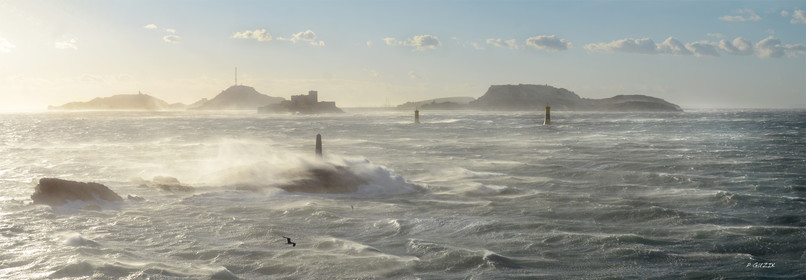 MISTRAL A MARSEILLE SUR LA CORNICHE ET LES ILES DU FRIOULCalanques Provence Marseille photo couleurFORMAT DISPONIBLE  150X52cm  33X95cm ( et 20X60cm en vente direct uniquement )pas de telechargement disponible.A chaque format correspond une éditions limitée spécifique .© collection P GUZIKDISPONIBLE SUIVANT STOCK -  CRÉATION JOURNALIERE  -