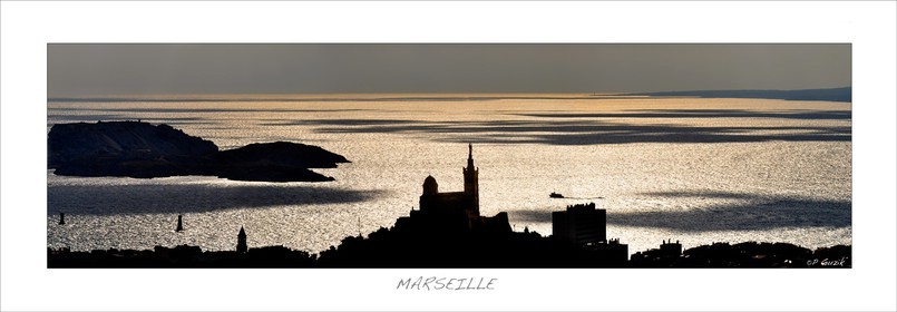 OMBRE ET LUMIERE , bord blanc et titre MARSEILLEFORMAT DISPONIBLE 33X95cm ( et 20X60cm en vente direct uniquement )pas de telechargementA chaque format correspond une éditions limitée spécifique .© collection P GUZIKA titre indicatif suivant la finition, tarif encadré vente direct:150 x 52 cm 180€       non disponible33   x 95 cm   99€20   x 60 cm   39€disponible en  30 X10 cm  sur stand en vente directDISPONIBLE SUIVANT STOCK -  CRÉATION JOURNALIERE  -