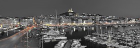 ÉPUISÉ DANS CE FORMAT,BLACK & COLORS MIMI MARSEILLE VIEUX PORT 150X52, plein formatFORMAT DISPONIBLE  150X52cm  33X95cm ( et 20X60cm en vente direct uniquement )pas de telechargement disponible.A chaque format correspond une éditions limitée spécifique .© collection P GUZIKA titre indicatif suivant la finition, tarif encadré vente direct:150 x 52 cm 180€33   x 95 cm   99€20   x 60 cm   39€