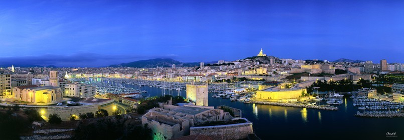 MARSEILLE BY NIGHT VIEUX PORT COTE ST LAURENTMarseille Provence photo panoramique couleurFORMAT DISPONIBLE  150X52cm  33X95cm ( et 20X60cm en vente direct uniquement ) XXL 200X100pas de telechargement disponible.A chaque format correspond une éditions limitée spécifique .© collection P GUZIKA titre indicatif suivant la finition, tarif encadré vente direct:150 x 52 cm 180€33   x 95 cm   99€20   x 60 cm   39€disponible en  30 X10 cm  sur stand en vente directDISPONIBLE SUIVANT STOCK -  CRÉATION JOURNALIERE  -