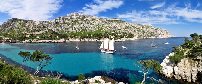 CALANQUE DE SORMIOU VOILIERCalanques Provence Marseille photo couleurFORMAT DISPONIBLE  120x50cm uniquementpas de telechargement disponible.A chaque format correspond une éditions limitée spécifique .© collection P GUZIKDISPONIBLE SUIVANT STOCK -  CRÉATION JOURNALIERE  -