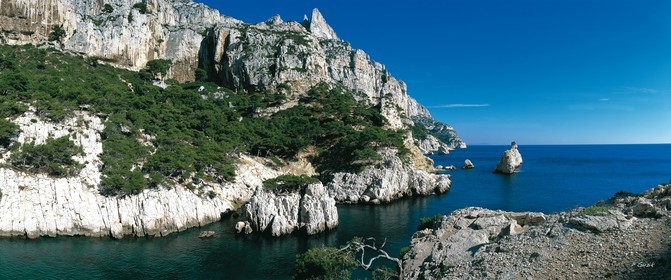 CALANQUE DE SUGITON  en 120X50 cm Calanques Provence Marseille photo couleurFORMAT DISPONIBLE   120x50cm uniquementpas de telechargement disponible.A chaque format correspond une éditions limitée spécifique .© collection P GUZIKDISPONIBLE SUIVANT STOCK -  CRÉATION JOURNALIERE  -