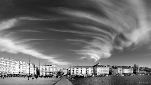 NUAGE VIEUX PORT DESSIN NOIR ET BLANC MARSEILLE  ,plein formatFORMAT DISPONIBLE  100X55cm  format sur mesurepas de telechargement disponible.A chaque format correspond une éditions limitée spécifique .© collection P GUZIK