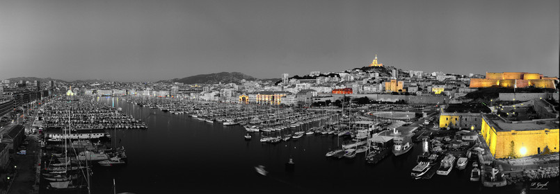 BLACK and COLORS MARSEILLE NEW YORK , plein formatFORMAT DISPONIBLE  150X52cm  33X95cm ( et 20X60cm en vente direct uniquement )pas de telechargement disponible.A chaque format correspond une éditions limitée spécifique .© collection P GUZIKA titre indicatif suivant la finition, tarif encadré vente direct:150 x 52 cm 180€33   x 95 cm   99€20   x 60 cm   39€