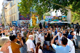Procession de la vierge , dans les rues du quartier du panier à Marseille
