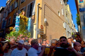 Procession de la vierge , dans les rues du quartier du panier à Marseille