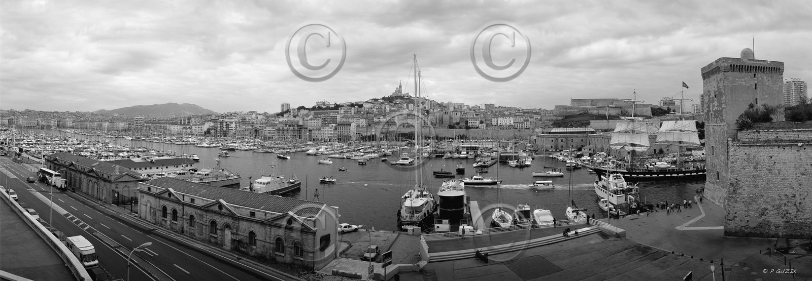 BELLEM ENTRANT DANS LE VIEUX PORT DE MARSEILLE NOIR ET BLANC , plein formatFORMAT DISPONIBLE  150X52cm  33X95cm ( et 20X60cm en vente direct uniquement ) telechargement disponible.A chaque format correspond une éditions limitée spécifique .© collection P GUZIKA titre indicatif suivant la finition, tarif encadré vente direct:150 x 52 cm 180€33   x 95 cm   99€20   x 60 cm   39€