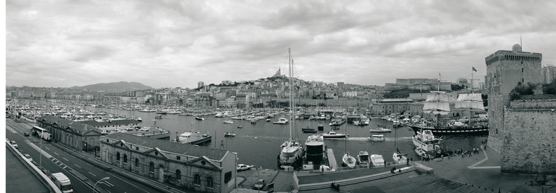 MARSEILLE LE BELLEM ENTRANT DANS LE VIEUX PORT NOIR ET BLANC FORMAT 33 x 95cmTarif  sur stand et marché  25€