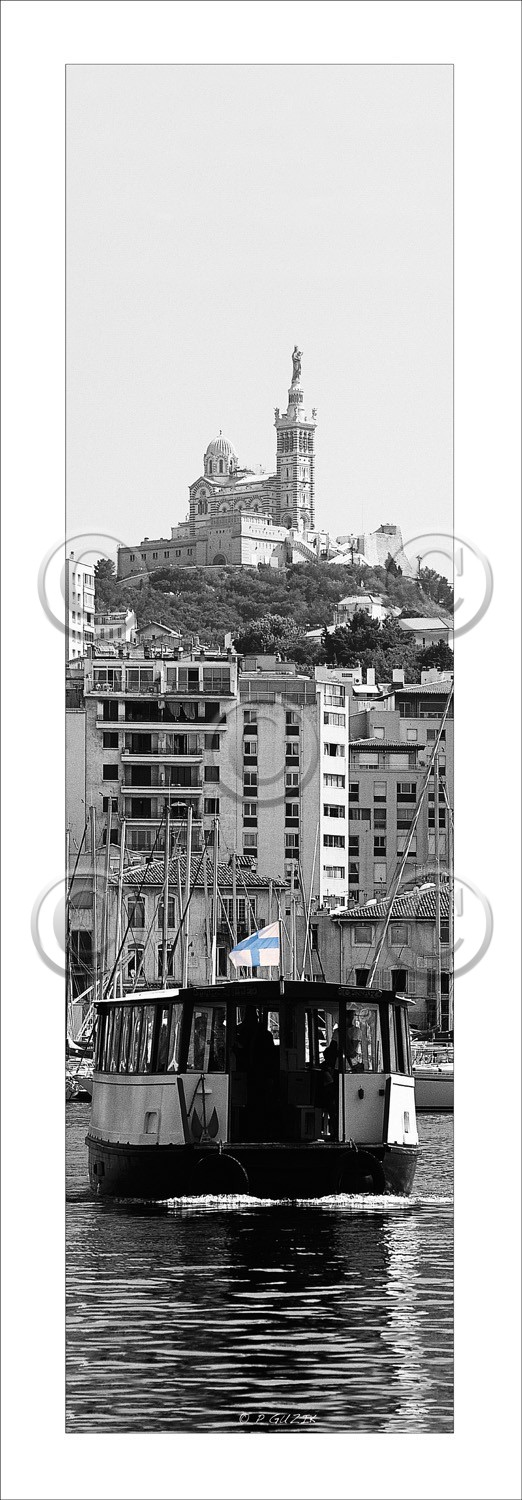 FERRY BOAT CESAR MARSEILLE NOIR ET BLANC  ET COLORS VERTICAL , plein formatFORMAT DISPONIBLE   33X95cm ( et 20X60cm en vente direct uniquement )pas de telechargement disponible.A chaque format correspond une éditions limitée spécifique .© collection P GUZIKA titre indicatif suivant la finition, tarif encadré vente direct:33   x 95 cm   99€20   x 60 cm   39€