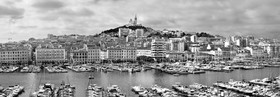 MARSEILLE PANORAMA NOIR ET BLANC CARAVELLE , plein formatFORMAT DISPONIBLE    33X95cm ( et 20X60cm en vente direct uniquement ) pas de telechargement disponible.A chaque format correspond une éditions limitée spécifique .© collection P GUZIKA titre indicatif suivant la finition, tarif encadré vente direct:33   x 95 cm   99€20   x 60 cm   39€