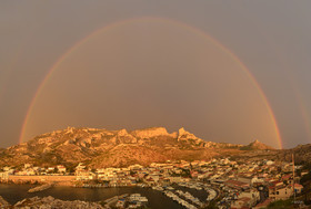 ARC EN CIEL  DANS LES CALANQUES , LES GOUDES