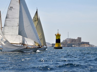 livre-2013-6voile-dans-la-rade-phare-jaune-et-chateau-d-if-guzik_0400.jpg