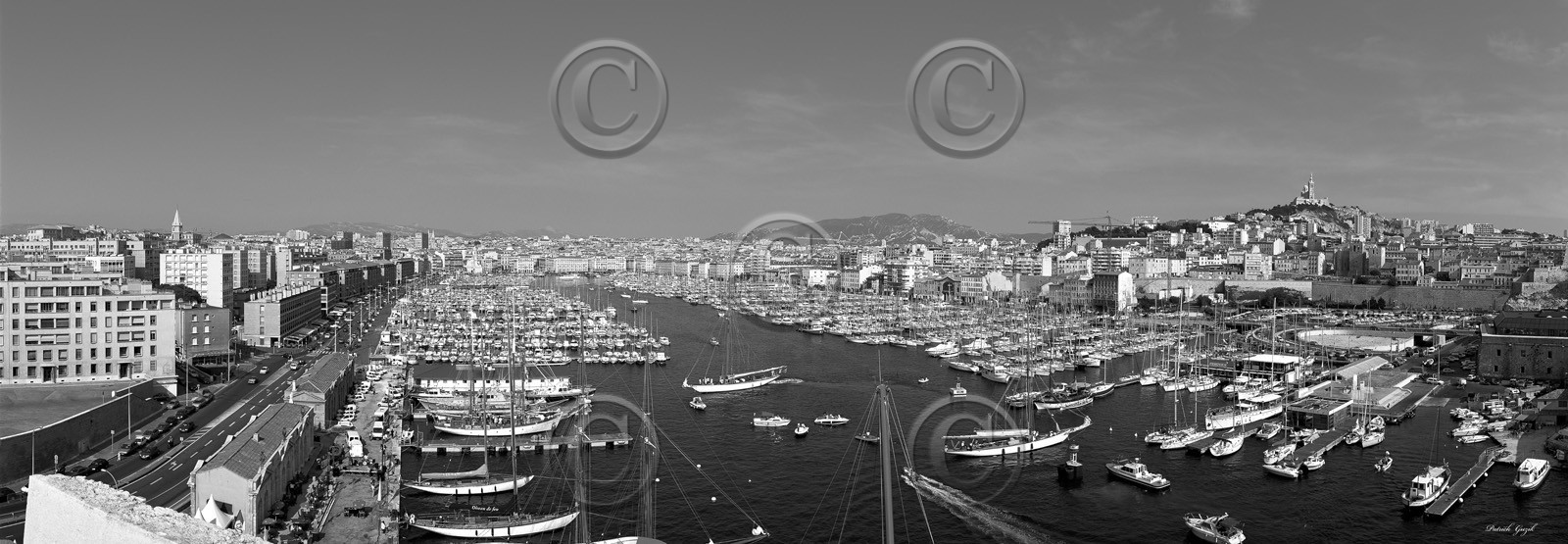 MARSEILLE VIEUX PORT VIEUX GREMANT NOIR ET BLANC, plein formatFORMAT DISPONIBLE  150X52cm  33X95cm ( et 20X60cm en vente direct uniquement )pas de telechargement disponible.A chaque format correspond une éditions limitée spécifique .© collection P GUZIKA titre indicatif suivant la finition, tarif encadré vente direct:150 x 52 cm 180€33   x 95 cm   99€20   x 60 cm   39€