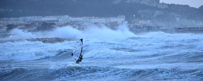 TEMPETE ZEUS MARSEILLE ,PLAGE DU PRADO,WINDSURF, PLANCHE À  VOILE