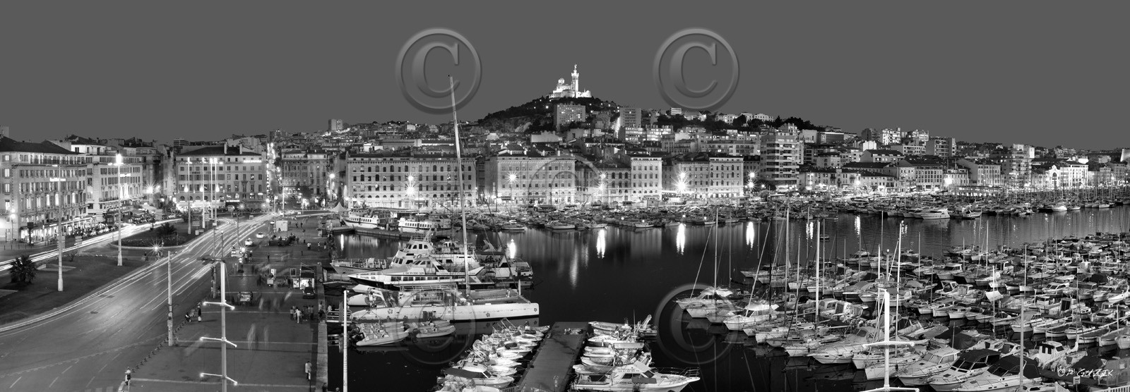 MARSEILLE NOIR ET BLANC MIMI 800km , plein formatFORMAT DISPONIBLE    33X95cm ( et 20X60cm en vente direct uniquement )pas de telechargement disponible.A chaque format correspond une éditions limitée spécifique .© collection P GUZIKA titre indicatif suivant la finition, tarif encadré vente direct:33   x 95 cm   99€20   x 60 cm   39€
