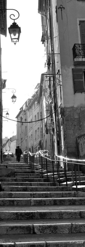 LE PANIER MARSEILLE  MONTÉE DES ACCOULES NOIR ET BLANC VERTICAL , plein formatFORMAT DISPONIBLE   33X95cm ( et 20X60cm en vente direct uniquement )pas de telechargement disponible.A chaque format correspond une éditions limitée spécifique .© collection P GUZIKA titre indicatif suivant la finition, tarif encadré vente direct:33   x 95 cm   99€20   x 60 cm   39€