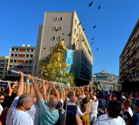 Procession de la vierge , dans les rues du quartier du panier à Marseille