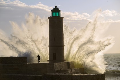 PHARE DE CASSIS VAGUE APRES UN COUP DE LABÉLe Labé ,un vent de Sud Ouest qui souffle en fortes tempêtes sur les côtes à Marseille et dans le sud.Calanques Provence Marseille photo couleurFORMAT DISPONIBLE  60 X 90cm et 30 X 45cmpas de telechargement disponible.A chaque format correspond une éditions limitée spécifique .© collection P GUZIKDISPONIBLE SUIVANT STOCK -  CRÉATION JOURNALIERE  -