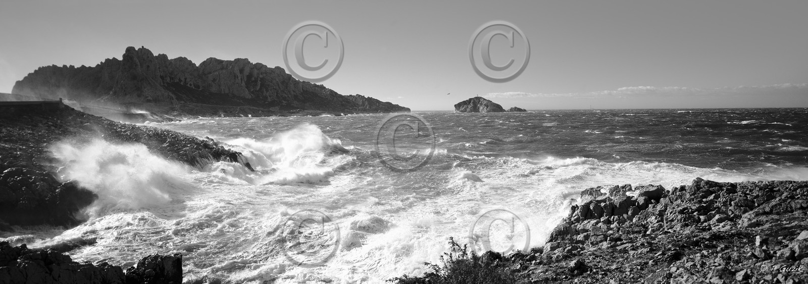 LE CHEMIN DES GOUDES  CALANQUE DU  TROU NOIR ET BLANC MARSEILLE  ,plein formatFORMAT DISPONIBLE  150X52cm  33X95cm ( et 20X60cm en vente direct uniquement )pas de telechargement disponible.A chaque format correspond une éditions limitée spécifique .© collection P GUZIKA titre indicatif suivant la finition, tarif encadré vente direct:150 x 52 cm 180€33   x 95 cm   99€20   x 60 cm   39€