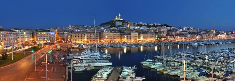 LE VIEUX PORT DE MARSEILLE MIMI FEUX ROUGE LA NUIT  Marseille Provence photo panoramique couleurFORMAT DISPONIBLE  150X52cm  33X95cm ( et 20X60cm en vente direct uniquement )pas de telechargement disponible.A chaque format correspond une éditions limitée spécifique .© collection P GUZIKA titre indicatif suivant la finition, tarif encadré vente direct:150 x 52 cm 180€ non disponible33   x 95 cm   99€20   x 60 cm   39€disponible en  30 X10 cm  sur stand en vente directDISPONIBLE SUIVANT STOCK -  CRÉATION JOURNALIERE  -