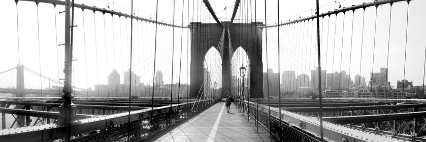 NEW YORK CITY  MANHATTAN  PONT DE BROOKLYN New york photo panoramique NOIR ET BLANCFORMAT DISPONIBLE    33X95cm ( et 20X60cm en vente direct uniquement )pas de telechargement disponible.A chaque format correspond une éditions limitée spécifique .© collection P GUZIKA titre indicatif suivant la finition, tarif encadré vente direct:150 x 52 cm 180€ NON DISPONIBLE33   x 95 cm   99€20   x 60 cm   39€disponible en  30 X10 cm  sur stand en vente directDISPONIBLE SUIVANT STOCK -  CRÉATION JOURNALIERE  -