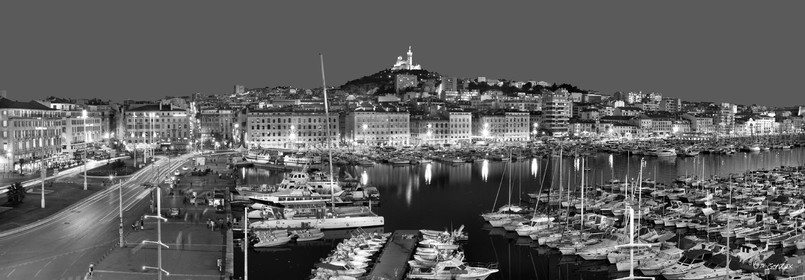 MARSEILLE NOIR ET BLANC MIMI 800km , plein formatFORMAT DISPONIBLE    33X95cm ( et 20X60cm en vente direct uniquement )pas de telechargement disponible.A chaque format correspond une éditions limitée spécifique .© collection P GUZIKA titre indicatif suivant la finition, tarif encadré vente direct:33   x 95 cm   99€20   x 60 cm   39€