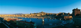 MARSEILLE REFLET & VOILIER VIEUX PORT TOUR plein formatMarseille Provence photo panoramique couleurFORMAT DISPONIBLE  150X52cm  33X95cm ( et 20X60cm en vente direct uniquement ) XXL 200X100pas de telechargement disponible.A chaque format correspond une éditions limitée spécifique .© collection P GUZIKA titre indicatif suivant la finition, tarif encadré vente direct:150 x 52 cm 180€33   x 95 cm   99€20   x 60 cm   39€disponible en  30 X10 cm  sur stand en vente directDISPONIBLE SUIVANT STOCK -  CRÉATION JOURNALIERE  -