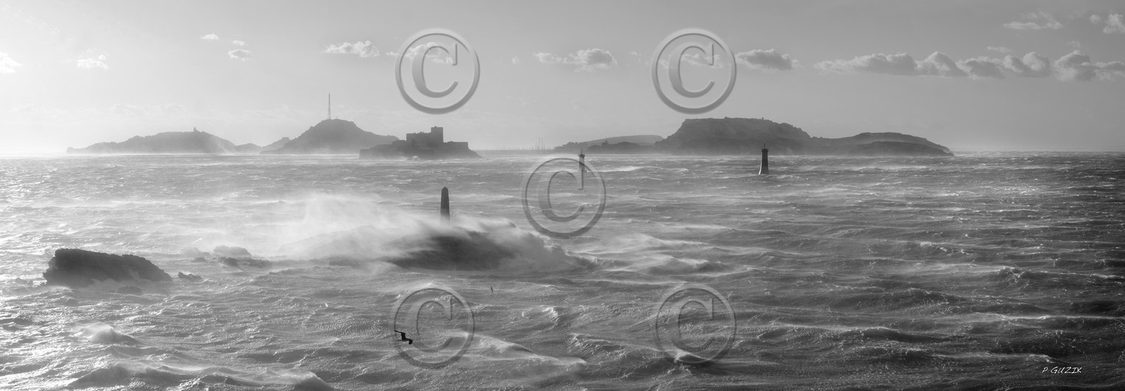 MISTRAL SUR LA CORNICHE ET LE FRIOUL NOIR ET BLANC MARSEILLE  ,plein formatFORMAT DISPONIBLE  150X52cm  33X95cm ( et 20X60cm en vente direct uniquement )pas de telechargement disponible.A chaque format correspond une éditions limitée spécifique .© collection P GUZIKA titre indicatif suivant la finition, tarif encadré vente direct:150 x 52 cm 180€33   x 95 cm   99€20   x 60 cm   39€