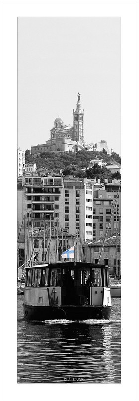 FERRY BOAT CESAR MARSEILLE NOIR ET BLANC  ET COLORS VERTICAL , plein formatFORMAT DISPONIBLE   33X95cm ( et 20X60cm en vente direct uniquement )pas de telechargement disponible.A chaque format correspond une éditions limitée spécifique .© collection P GUZIKA titre indicatif suivant la finition, tarif encadré vente direct:33   x 95 cm   99€20   x 60 cm   39€