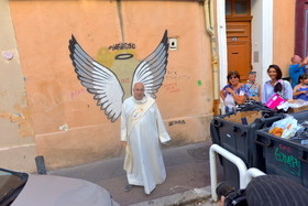 Procession de la vierge , dans les rues du quartier du panier à Marseille