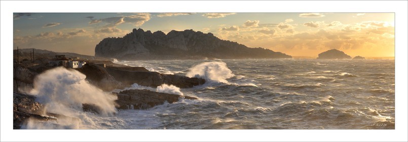 VAGUES ET MISTRAL  CALANQUE DE SAMENA ET CALANQUE DU MAUVAIS PAS,La calanque du mauvais pas à été le un des lieux ou le plongeur Jacques Mayol à pris conscience  de ses capacités physique d'apneiste,et une de mes premiéres rencontre d'une de mes legendes.Calanques Provence Marseille photo couleurFORMAT DISPONIBLE    33X95cm ( et 20X60cm en vente direct uniquement )pas de telechargement disponible.A chaque format correspond une éditions limitée spécifique .© collection P GUZIKDISPONIBLE SUIVANT STOCK -  CRÉATION JOURNALIERE  -