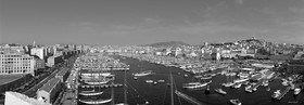 MARSEILLE VIEUX PORT VIEUX GREMANT NOIR ET BLANC, plein formatFORMAT DISPONIBLE  150X52cm  33X95cm ( et 20X60cm en vente direct uniquement )pas de telechargement disponible.A chaque format correspond une éditions limitée spécifique .© collection P GUZIKA titre indicatif suivant la finition, tarif encadré vente direct:150 x 52 cm 180€33   x 95 cm   99€20   x 60 cm   39€