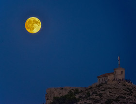 un jour  avant eclipse lunaire 7 septembre Marseille