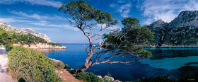 CALANQUE DE SORMIOU 120X50 cm Calanques Provence Marseille photo couleurFORMAT DISPONIBLE 120x50cm uniquementpas de telechargement disponible.A chaque format correspond une éditions limitée spécifique .© collection P GUZIKA titre indicatif suivant la finition, tarif encadré vente direct:120 X 50 cm 170€DISPONIBLE SUIVANT STOCK -  CRÉATION JOURNALIERE  -