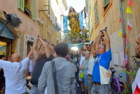 Procession de la vierge , dans les rues du quartier du panier à Marseille