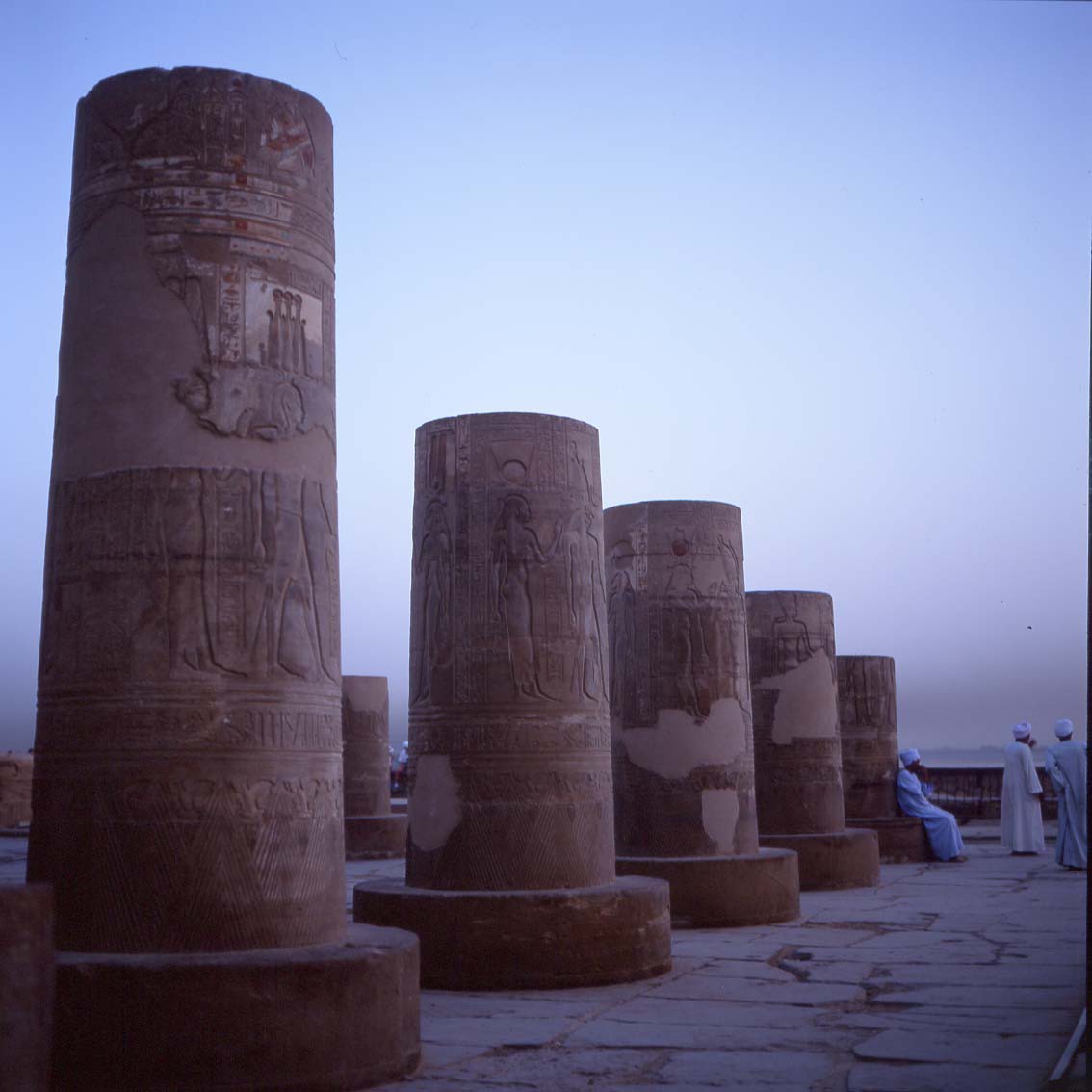 colonnes-soir-personnage.jpg
