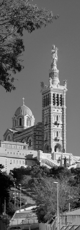NOTRE DAME DE LA GARDE , LA BONNE MERE,MARSEILLE NOIR ET BLANC VERTICAL , plein formatFORMAT DISPONIBLE   33X95cm ( et 20X60cm en vente direct uniquement )pas de telechargement disponible.A chaque format correspond une éditions limitée spécifique .© collection P GUZIKA titre indicatif suivant la finition, tarif encadré vente direct:33   x 95 cm   99€20   x 60 cm   39€