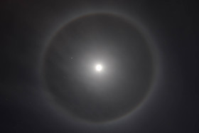 arc en ciel de lune , avec les étoiles .....
