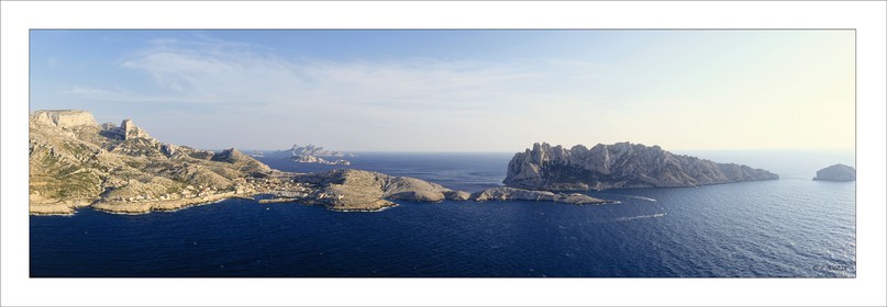 LES GOUDES ET LE CAP CROISETTE VUE AERIENNE PANORAMIQUEavec un pourtour blanc style Marie LouiseCalanques Provence Marseille photo couleurFORMAT DISPONIBLE  150X52cm  33X95cm ( et 20X60cm en vente direct uniquement )pas de telechargement disponible.A chaque format correspond une éditions limitée spécifique .© collection P GUZIKDISPONIBLE SUIVANT STOCK -  CRÉATION JOURNALIERE  -