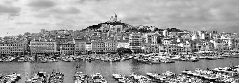 MARSEILLE PANORAMA NOIR ET BLANC CARAVELLE , plein formatFORMAT DISPONIBLE    33X95cm  20X60cm Pas de telechargement disponible.A chaque format correspond une éditions limitée spécifique .© collection P GUZIK