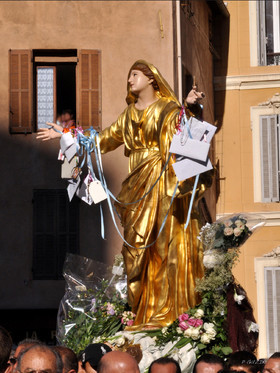 ref-698-30x40-vierge-procession-marseille-panier-livre-dsc_1303.jpg